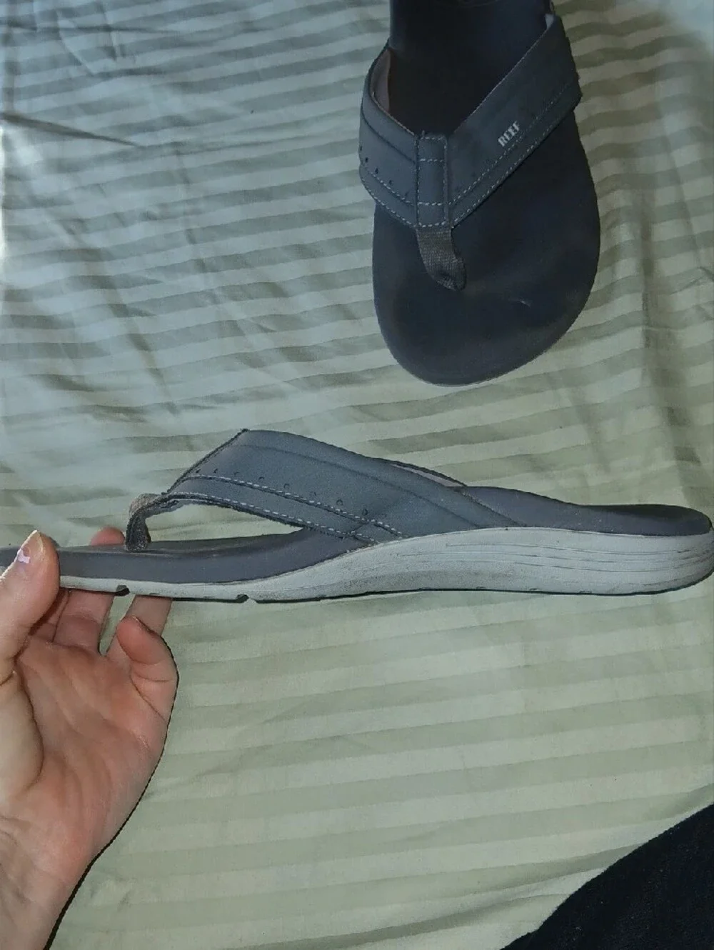 Reef Men's Black and Dark Gray Flip Flop Sandals Sz: 8